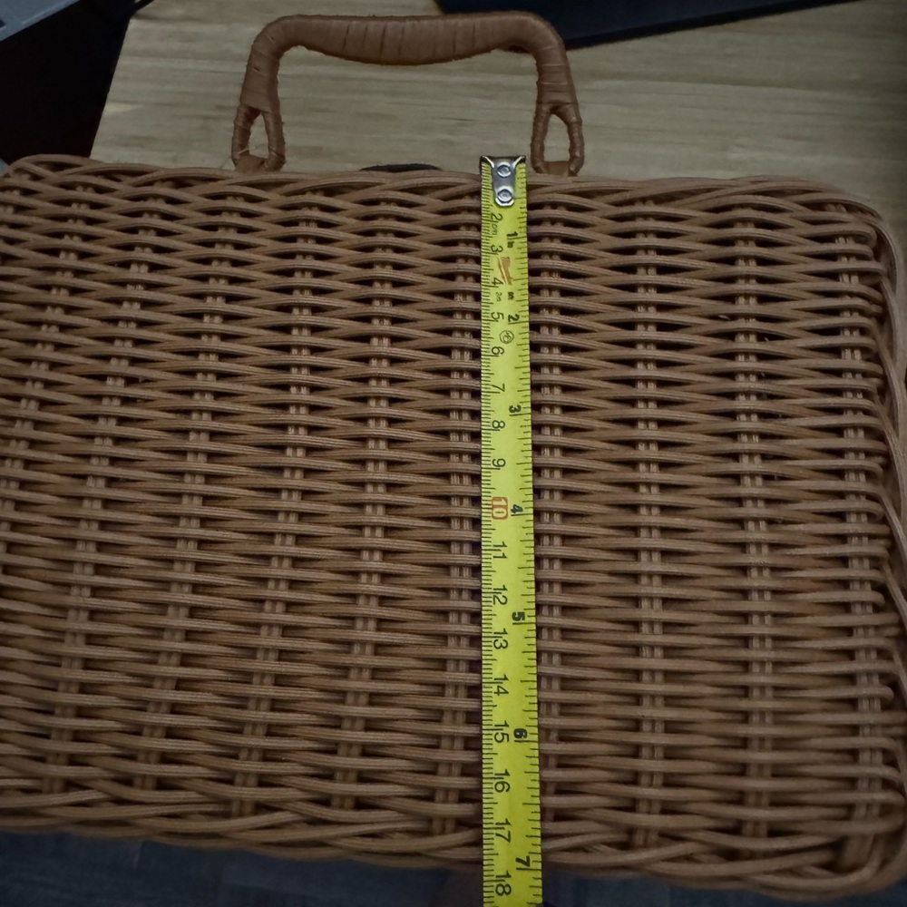 Elegant Tan Woven Clutch - Picture 3 of 5